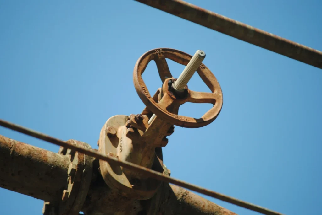 Industrial pipeline valve with handwheel